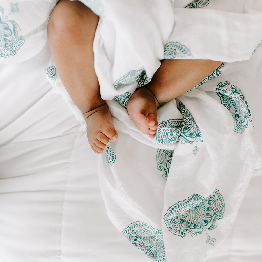 aden+anais Otulacz muślinowy PAISLEY TEAL PAISLEY DROP