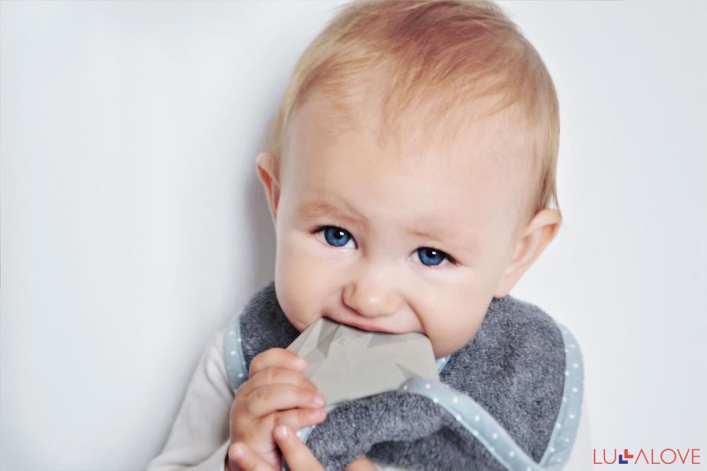 SupeRRO baby hevea gray - śliniak z gryzakiem