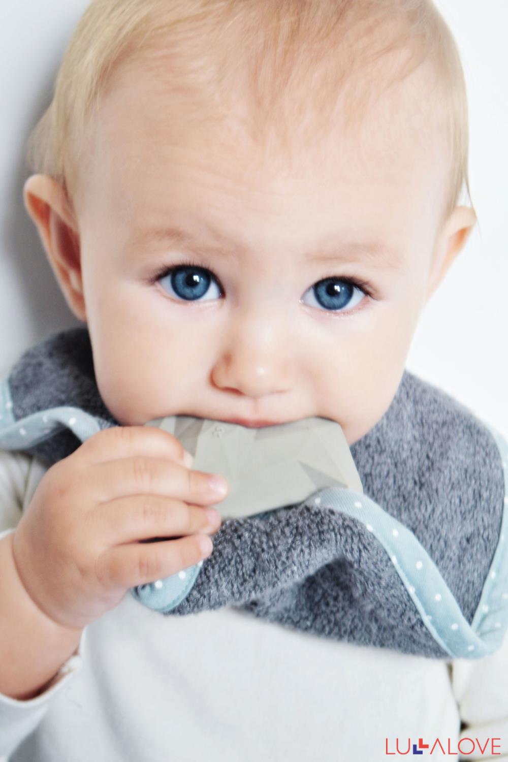 SupeRRO baby hevea gray - śliniak z gryzakiem