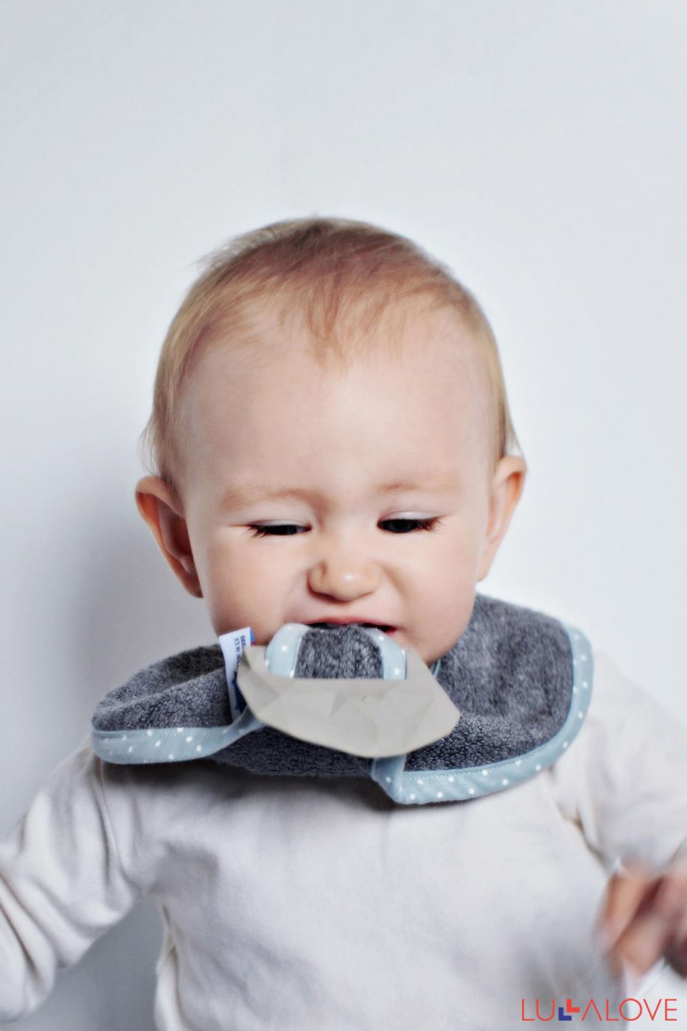SupeRRO baby hevea gray - śliniak z gryzakiem